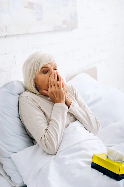 Séduisante Malade Femme Âgée Avec Les Yeux Fermés Éternuer Lit — Photo