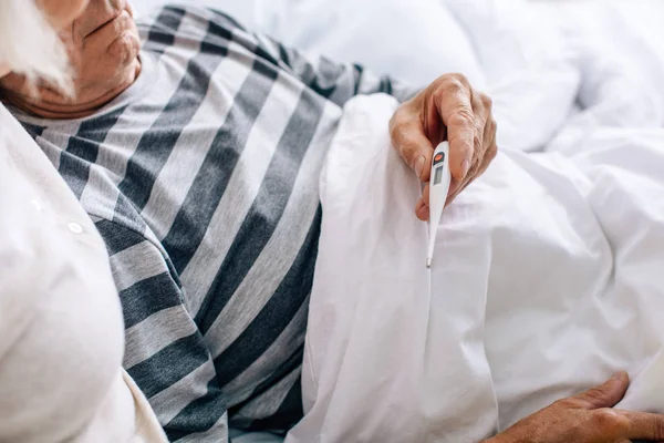 Bijgesneden Zicht Zieke Oudere Man Die Thermometer Bed Houdt — Stockfoto