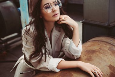 Şehir çatısında bej takım elbise ve bere giymiş güzel bir model.