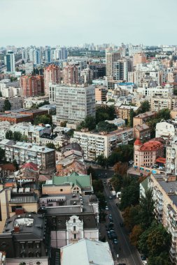 Binaları ve caddeleri olan şehir manzarası