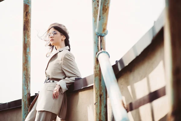 Fashionable Woman Posing Beige Suit Beret Roof — ストック写真