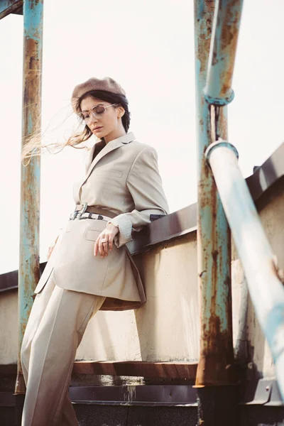 Beautiful Fashionable Woman Posing Beige Suit Beret Roof — ストック写真
