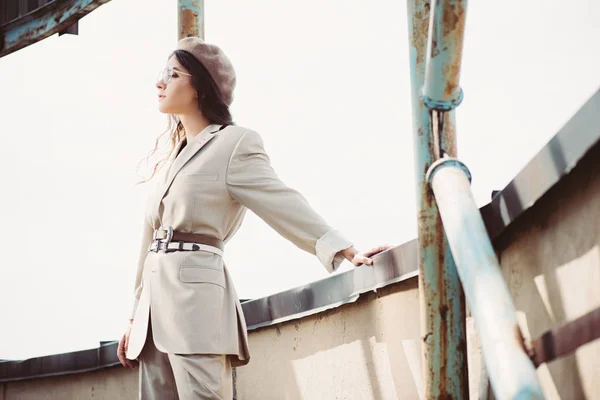 Elegant Fashionable Woman Posing Beige Suit Beret Roof — Stock Photo, Image