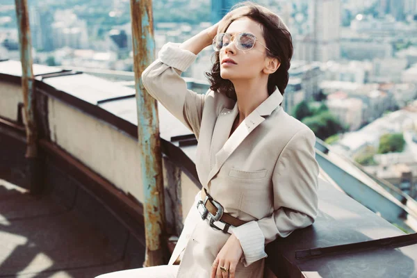 Beautiful Stylish Woman Posing Beige Suit Beret Roof — Stock Photo, Image