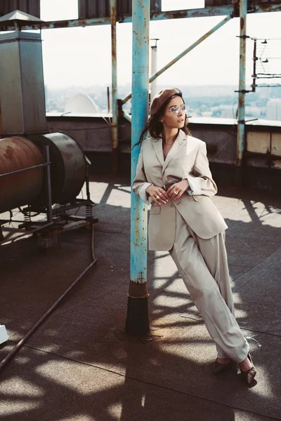 Attractive Stylish Girl Posing Beige Suit Beret Roof — ストック写真