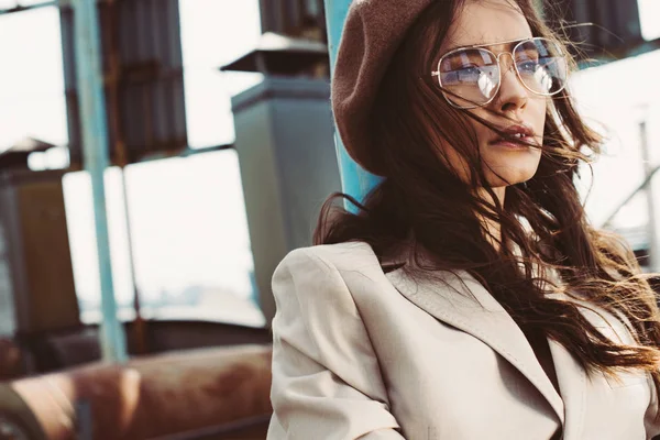 Attractive Model Posing Beige Suit Beret Roof — ストック写真