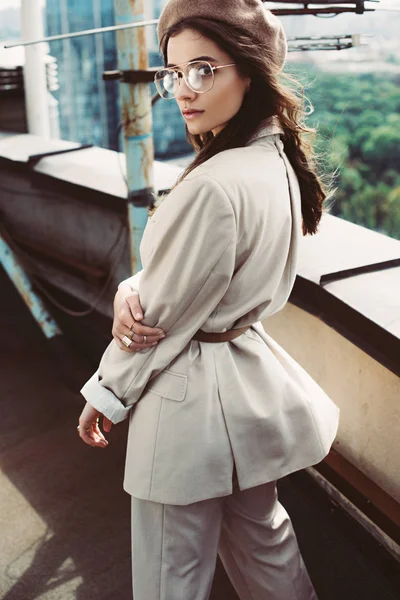 Attractive Fashionable Model Posing Beige Suit Beret Urban Roof — Stock Photo, Image