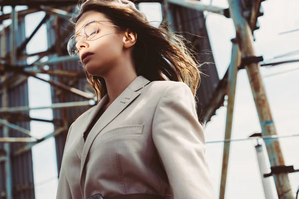 Attractive Fashionable Girl Posing Closed Eyes Beige Suit Beret Urban — Stock Photo, Image