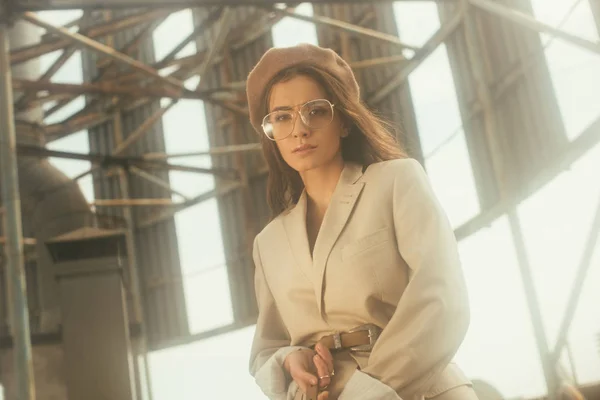 Fashionable Girl Posing Beige Suit Beret Urban Roof — Stock Photo, Image