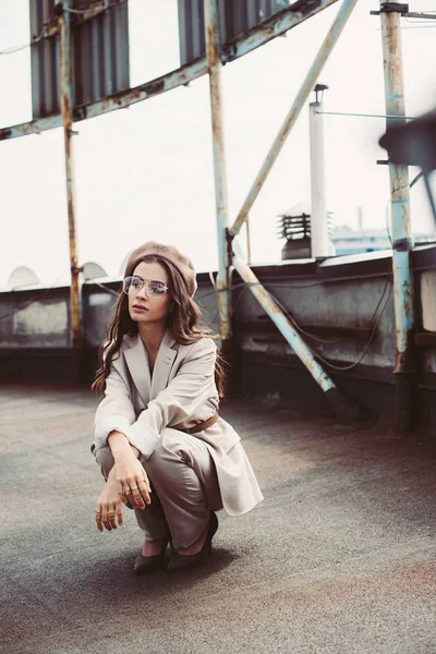 Trendy Girl Posing Beige Suit Beret Urban Roof — Stock Photo, Image