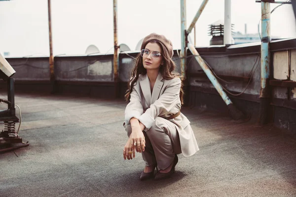 Attractive Trendy Girl Posing Beige Suit Beret Urban Roof — Stock Photo, Image