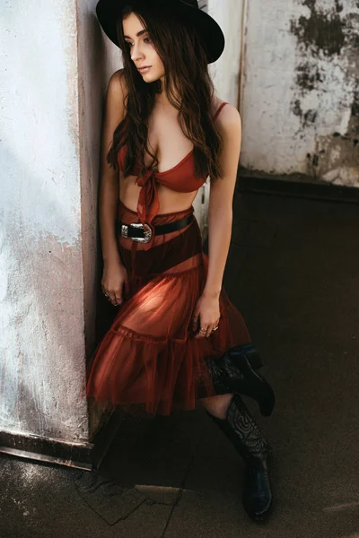 Hermosa Mujer Moda Posando Falda Roja Sujetador Sombrero Techo — Foto de Stock