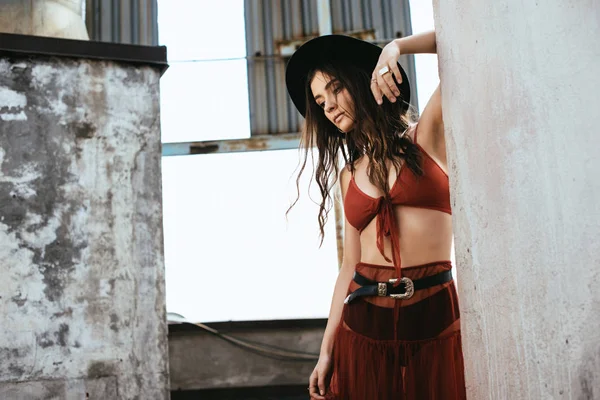 Stylish Woman Posing Red Skirt Bra Hat Roof — ストック写真