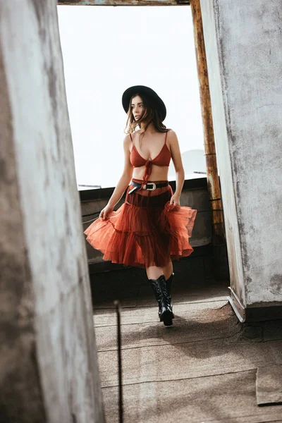 Hermosa Mujer Posando Falda Roja Sujetador Sombrero Techo — Foto de Stock