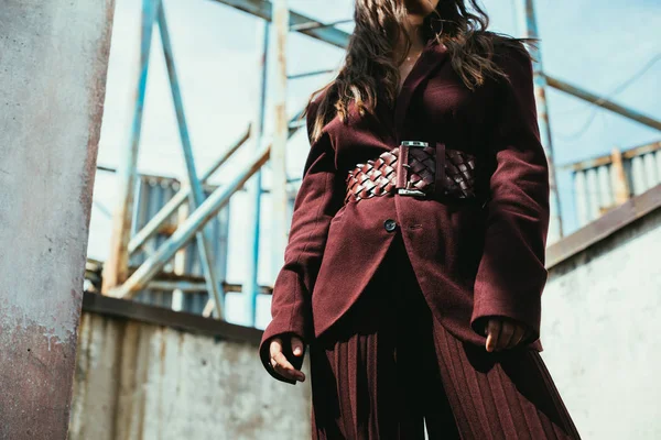 Cropped View Elegant Girl Posing Trendy Burgundy Suit Urban Roof — ストック写真
