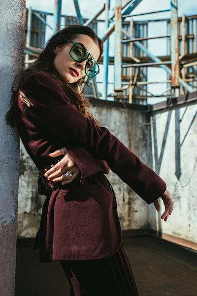 Mujer Moda Posando Traje Moda Color Burdeos Gafas Sol Techo — Foto de Stock