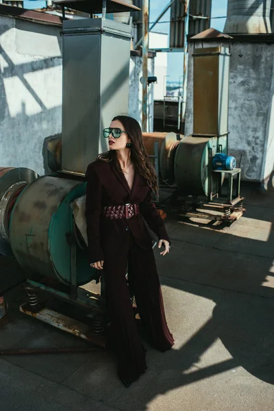 Stijlvolle Elegante Vrouw Poseren Trendy Bordeaux Pak Zonnebril Stedelijk Dak — Stockfoto