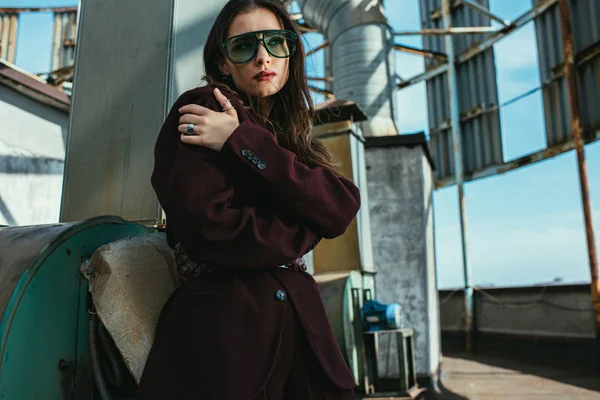 Elegant Beautiful Woman Posing Trendy Burgundy Suit Sunglasses Urban Roof — Stock Photo, Image