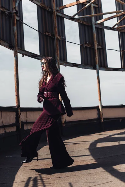 Fashionable Elegant Woman Posing Trendy Burgundy Suit Sunglasses Urban Roof — ストック写真