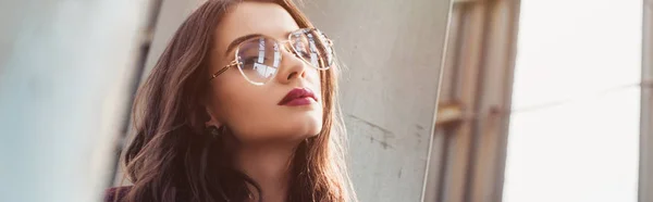 Elegant Girl Posing Trendy Burgundy Suit Sunglasses Urban Roof — ストック写真