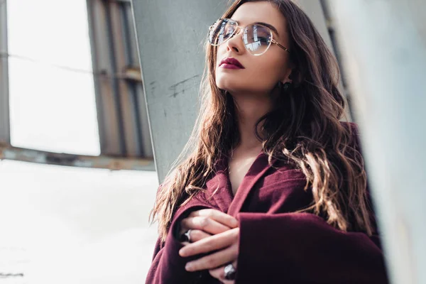 Elegante Jonge Vrouw Poseren Trendy Bordeaux Pak Zonnebril Stedelijk Dak — Stockfoto