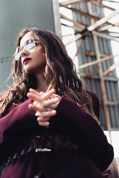 Elegante Chica Posando Traje Moda Color Burdeos Gafas Sol Techo — Foto de Stock