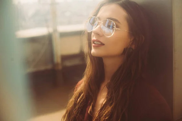 Stylish Young Woman Posing Trendy Burgundy Suit Sunglasses Urban Roof — Stock Photo, Image