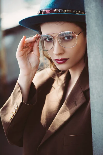 Modna Elegancka Kobieta Pozująca Kapeluszu Okularach Brązowej Kurtce Dachu — Zdjęcie stockowe