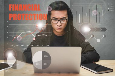 Asyalı hacker dizüstü bilgisayar kullanıyor ve finansal koruma illüstrasyonunun yanında oturuyor 