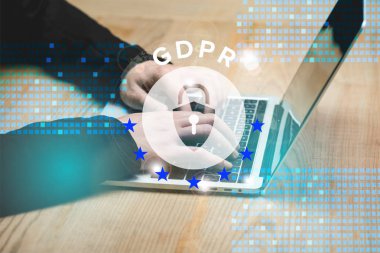 Bilgisayarı, asma kilit çizelgesini ve GDPR harflerini kullanan bilgisayar korsanının kırpılmış görüntüsü 