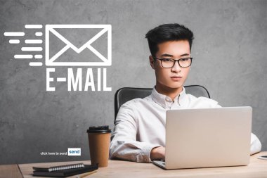 Asya seo yöneticisi dizüstü bilgisayar kullanıyor ve e-posta illüstrasyonunun yanında oturuyor