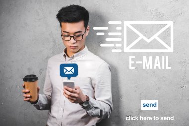 Asyalı seo yöneticisi elinde kağıt bardak, akıllı telefon kullanıyor ve e-posta illüstrasyonunun yanında duruyor.  