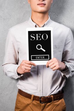 seo illüstrasyon ile dijital tablet tutan seo yöneticisinin kırpılmış görünümü