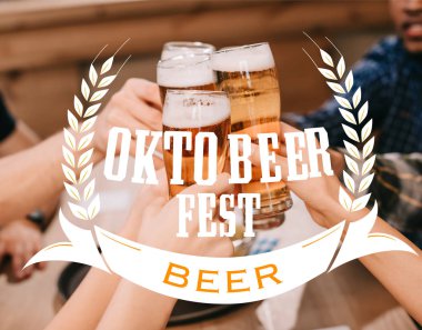Çok kültürlü dostların bardaklarını birayla tokuşturup Oktobeer festivali illüstrasyonuyla bardaklarını tokuşturması.
