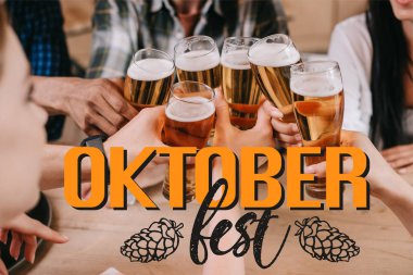 Oktoberfest illüstrasyonunun yanında bira bardaklarını tokuşturan çok kültürlü arkadaşların kırpılmış görüntüsü