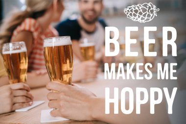 Biranın yanındaki barda arkadaşlarıyla birlikte otururken elinde light bira bardakları olan kadınların görüntüsü beni hoplatıyor.