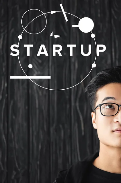 Przycięty Widok Azji Człowiek Okularach Patrząc Ilustrację Startup Liternictwo — Zdjęcie stockowe