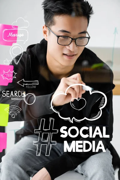 Asiatique Seo Manager Écriture Sur Verre Avec Illustration Médias Sociaux — Photo