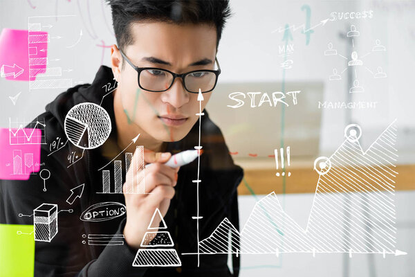 Менеджер Seo смотрит на стекло с иллюстрацией в офисе
 