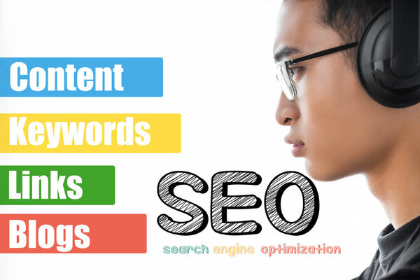 боковой вид менеджера с наушниками, смотрящего на иллюстрацию с выделенными на белом фоне словами seo
 