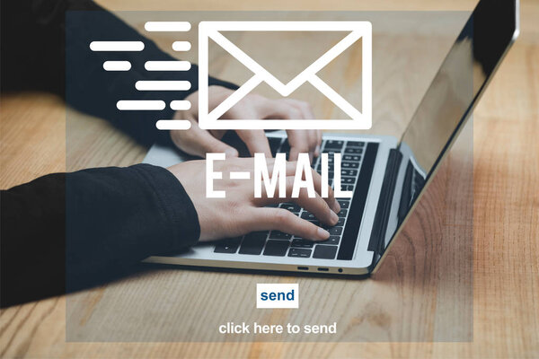 обрезанный вид хакера с помощью ноутбука и сидя за столом, иллюстрация по электронной почте
 