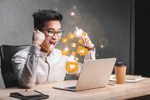Mutlu Asyalı Seo Yöneticisi Evet Işareti Yapıyor Resimli Dizüstü Bilgisayara — Stok fotoğraf