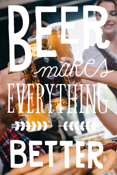 частичный взгляд друзей звон кружек светлого и темного пива с пивом делает все лучше иллюстрации
