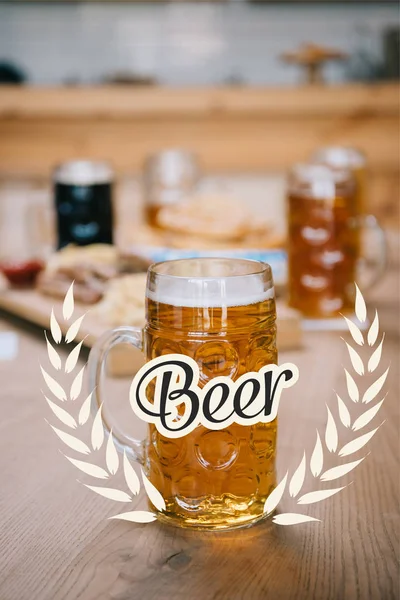 Bira Bira Illüstrasyonuyla Ahşap Masa Üzerine Seçilmiş Kupa — Stok fotoğraf