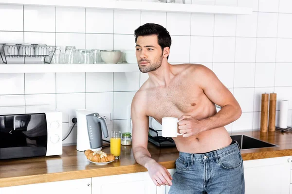 Glad Skjorta Man Som Håller Kopp Kaffe Kök Med Frukost — Stockfoto