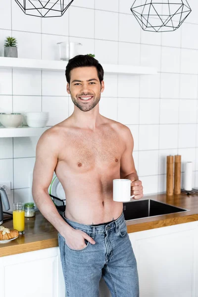 Glimlachende Shirtloze Man Met Kopje Koffie Keuken Met Ontbijt — Stockfoto