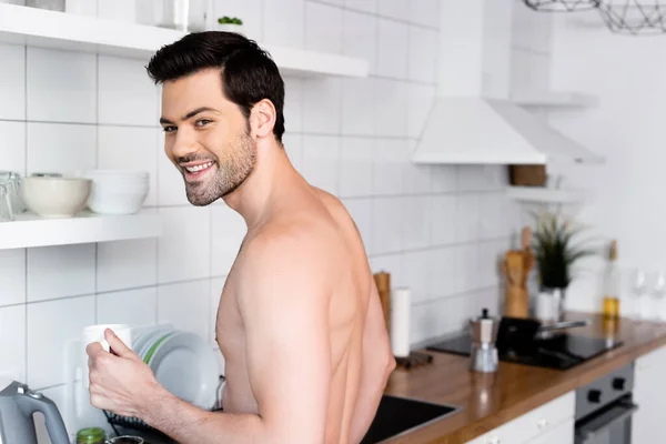 Homme Torse Souriant Tenant Une Tasse Café Sur Cuisine Matin — Photo