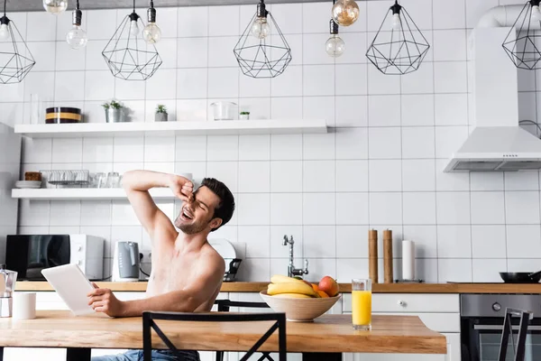 Shirtless Man Laughing While Using Digital Tablet Kitchen Fruits Coffee — Stock Photo, Image