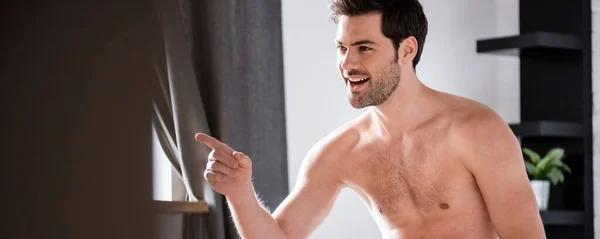 Plano Panorámico Hombre Sin Camisa Sonriente Guapo Jeans Apuntando Casa — Foto de Stock