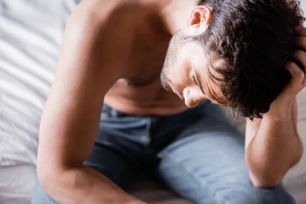 Сексуальний Тривожний Сорочки Чоловік Сидить Ліжку — стокове фото
